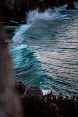 일렁이다 부딪혀 부서지는 