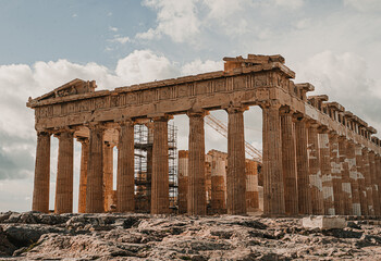 Obraz premium Historic Parthenon temple with classical Greek columns located on the Acropolis in Athens.