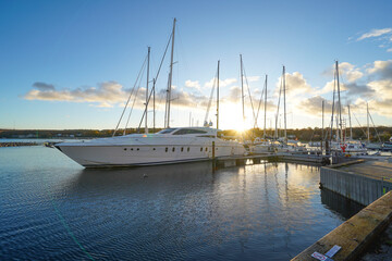 Obraz premium aarhus downtown canal pier city danmark theatre waterfront cityscape jacht harbor sailing ship blue sky