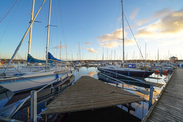 Obraz premium aarhus downtown canal pier city danmark theatre waterfront cityscape jacht harbor sailing ship blue sky