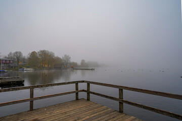 Ratzeburg in Schleswig-Holstein Domhof Altstadt Dom See Nebel Herbst Hafen Gebäude Backstein