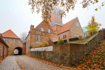 Ratzeburg in Schleswig-Holstein Domhof Altstadt Dom See Nebel Herbst Hafen Geb&auml;ude Backstein