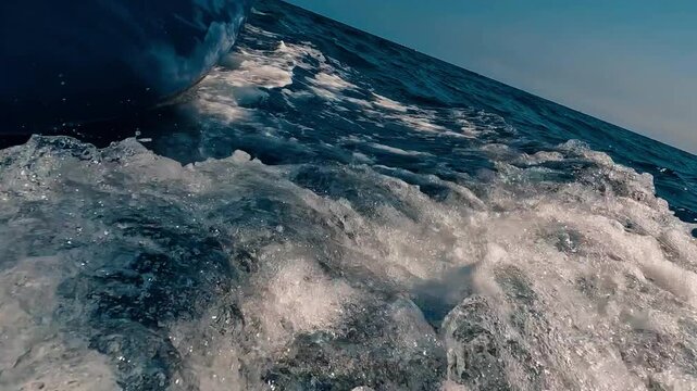 Navegando a ras del mar con sonido natural de las olas rompiendo contra el barco