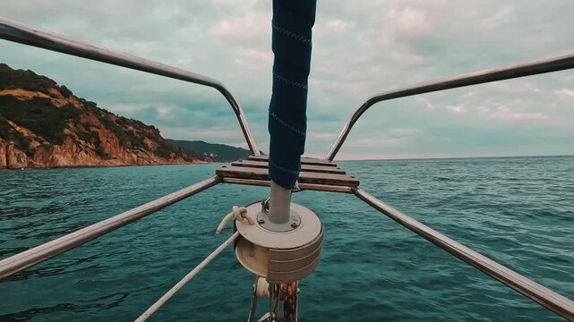 Proa de un velero fondeado frente a la Costa Brava, calma en el Mediterr&aacute;neo