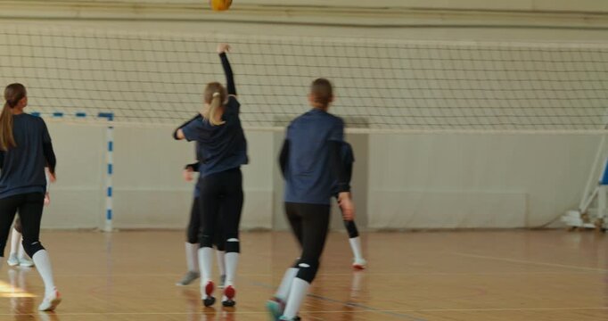 The teams' successes and failures elicit joy or sympathetic glances, emphasizing team spirit and mutual support..