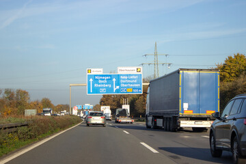 Autobahntafel vor dem Autobahnkreuz Kamp-Lintfort, Autobahn A57 in Richtung Arnhem, Oberhausen