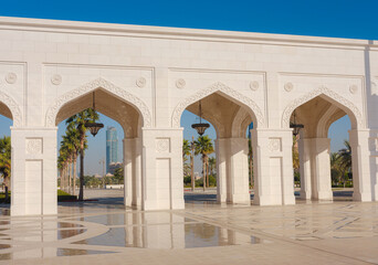 Obraz premium Qasr Al Watan Palace Exterior Architecture Abu Dhabi UAE Description: Magnificent white facade of Qasr Al Watan presidential palace stands under clear blue sky. modern Islamic design in Abu Dhabi.