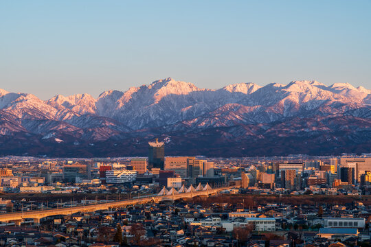 夕方の富山市呉羽山公園展望台から富山市の街並みと立山連峰アーベンロート
