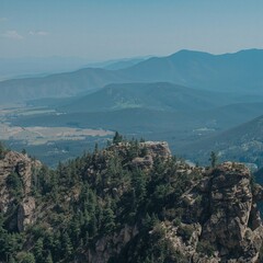 Obraz premium Wilderness panorama showing continuous mountain ridges with snow and clouds.
