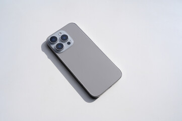 自然光に照らされるスマホ © Yamatatsu