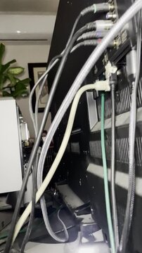 l&iacute;o de cables el&eacute;ctricos enredados y enchufados a corriente