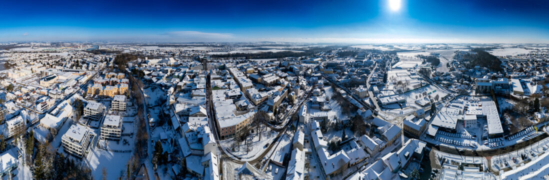 Winterliche Panoramaansicht der Stadt Enns