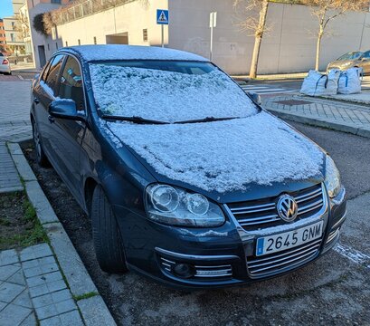 Vista frontal de un autom&oacute;vil Volkswagen Jetta cubierto de nieve aparcado en una calle de Madrid, Espa&ntilde;a, 5 de enero de 2026