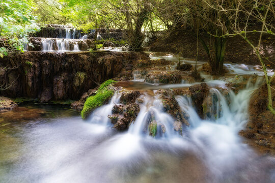 kleine wasserf&auml;lle im bach