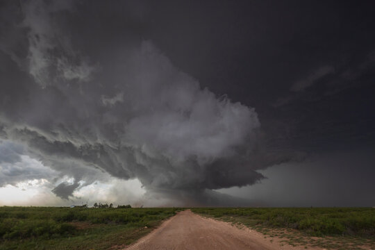 Wrapping RFD on the SE side of the Hook on a Tornado-Warned Supercell