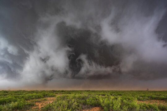 Wrapping RFD on the SE side of the Hook on a Tornado-Warned Supercell