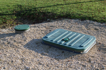 Fosse sceptique de collectivité avec gravier filtrant drainant, installation souterraine