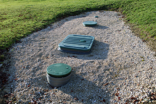 Fosse sceptique de collectivit&eacute; avec gravier filtrant drainant, installation souterraine