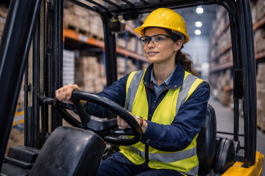 Pracownica magazynu obsługująca w&oacute;zek widłowy w centrum logistycznym