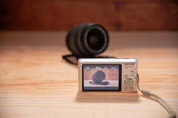 Photographing the lens. Focusing on the camera screen