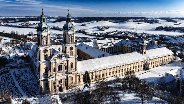 Winterliche Ansichten von St. Florian mit dem Augustiner-Chorherrenstift St. Florian