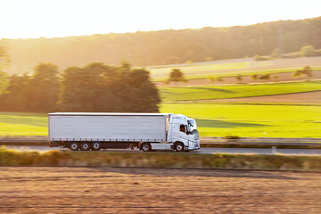 LKW auf der Autobahn 18