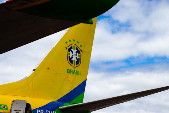 Avi&atilde;o com pintura da sele&ccedil;&atilde;o brasileira de fotebol