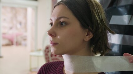 cleanliness before styling, hygienic preparations for clients, stylist ensures client hygiene prior to haircut, cliente receives thorough sanitation before hairdressing session starts