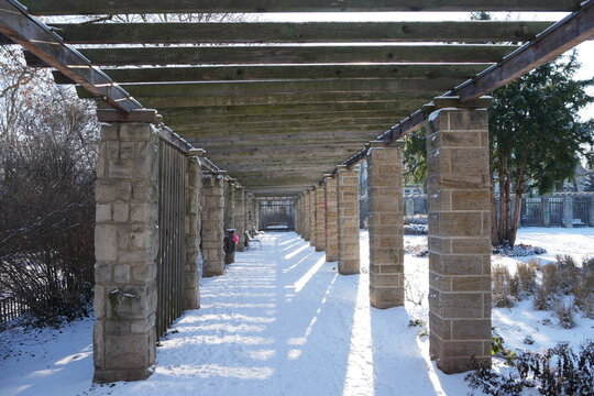 Pergola im Schnee im Stadtpark von Erfurt