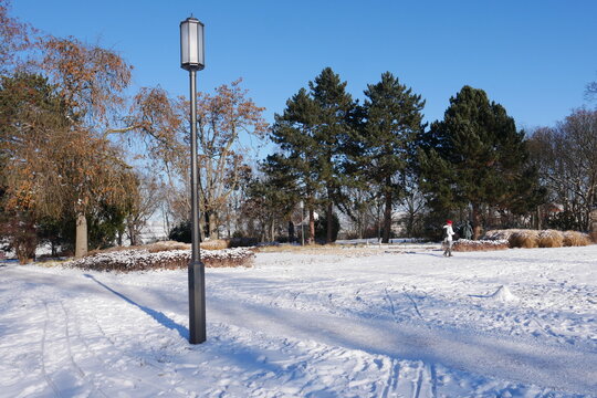 Laterne im Schnee im Stadtpark von Erfurt