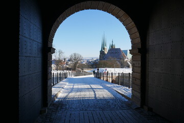 Tor an der Zitadelle Petersberg in Erfurt mit Blick zu Severikirche und Dom im Schnee im Winter