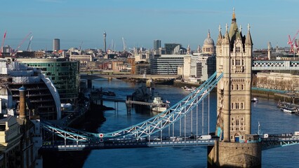 Obraz premium London cityscape showcasing Tower Bridge, River Thames, and historic landmarks under clear skies