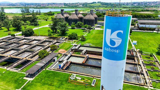 Instala&ccedil;&atilde;o de saneamento com tanques de tratamento e lodo ativado operando em larga escala, destacando processos ambientais e infraestrutura p&uacute;blica essencial. Suzano SP 12 Janeiro 2026