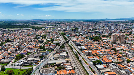 Visão aérea da cidade de Suzano no Alto Tietê, destacando área urbana, bairros residenciais,...