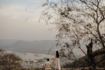 Obraz premium Couple Embrace Scenic Vista: Captivating Connection Amidst Hazy Landscape, Love and Togetherness in a Mountainous Backdrop (180/180)