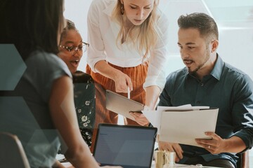 Obraz premium Business people working with a digital tablet in a meeting