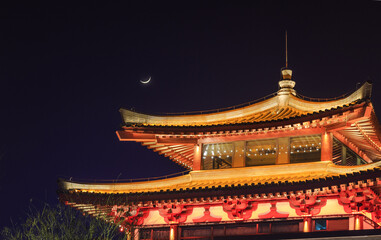Obraz premium Datang Temple Pagoda at Night with Moon, Traditional Chinese Architecture