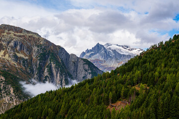 Fototapeta premium Panoramic view of the Swiss Alps near the municipality of Andermatt in autumn.