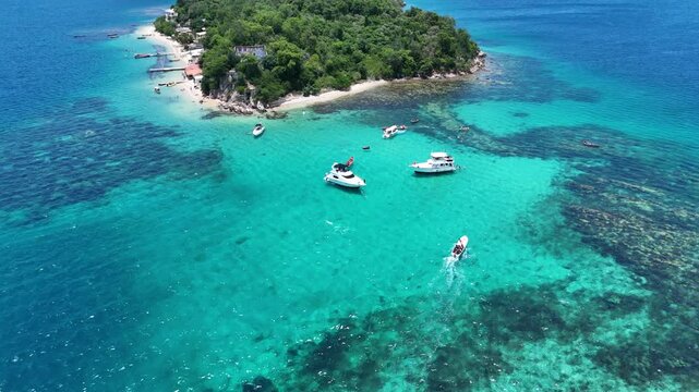 Vista a&eacute;rea de las aguas turquesas de Isla Arapo en el Parque Nacional Mochima, Venezuela