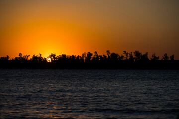 Atardecer en el r&iacute;o