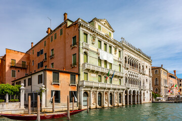 Obraz premium Venice medieval architecture along Grand canal with Ca d'Oro palace, Italy