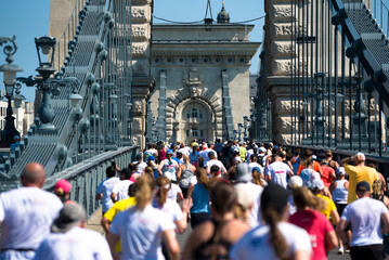 Obraz premium Crowd of runners on Chain Bridge