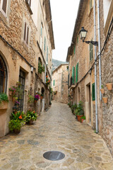 Obraz premium Narrow cobblestone street with stone buildings.. Palma de Mallorca, Spain