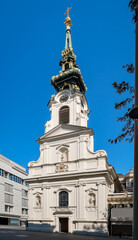 Fototapeta premium Vor einem wolkenlosen Himmel erhebt sich die denkmalgeschützte Stiftskirche 