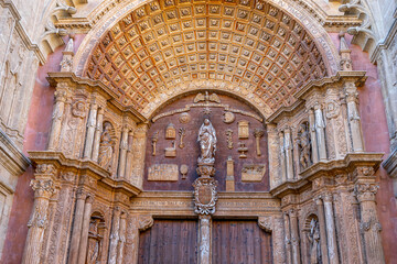 Obraz premium Intricate architectural details of a cathedral entrance.. Cathedral of Palma de Mallorca, Spain