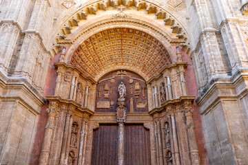 Obraz premium Intricate architectural details of a grand entrance.. Cathedral of Palma de Mallorca, Spain