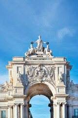 Obraz premium The Augusta Street Triumphal Arch in Commerce Square, a public monument built between 1759 and 1873 with sculptures by Calmels representing Glory and by Vítor Bastos representing heroes. Lisbon 2023