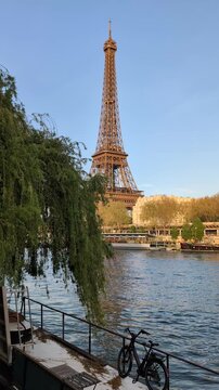 Sur la rive oppos&eacute;e de la Seine se dresse l'embl&eacute;matique tour Eiffel.