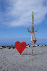 Totem sulla spiaggia