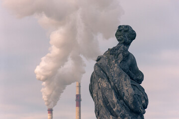 Dym nad miastem. Wrocław, widok z Wieży Matematycznej; na pierwszym planie fragment barokowej rzeźby